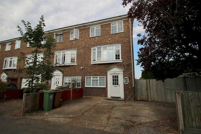 4 Bedroom Semi-Detached House To Rent In Thicket Road, Sutton, SM1
