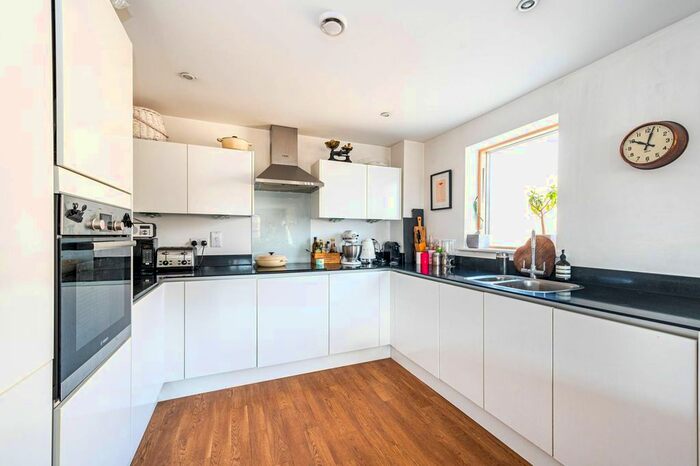 2 Bedroom Flat To Rent In Mildmay Avenue, Islington, London, N1