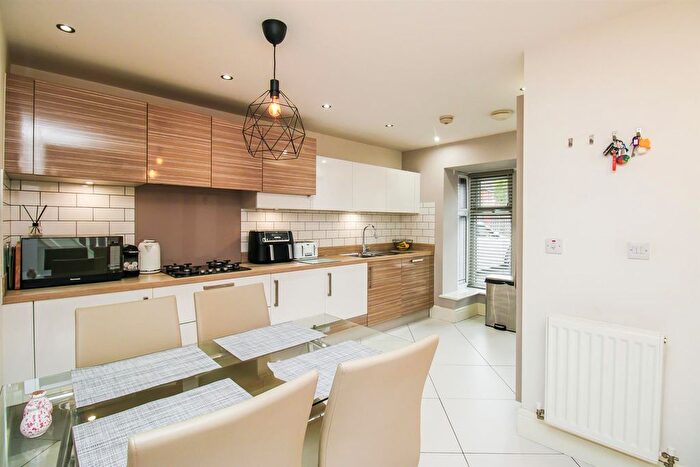 3 Bedroom Semi-detached House For Sale In Allerton Road, Wakefield, WF2