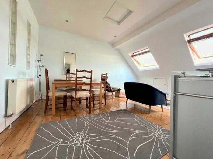 2 Bedroom Flat To Rent In Ramola Road, London, SE24