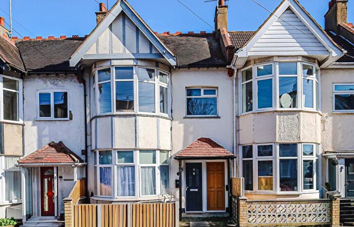 2 Bedroom Apartment For Sale In A Southview Drive, Westcliff-on-Sea, Essex, SS0