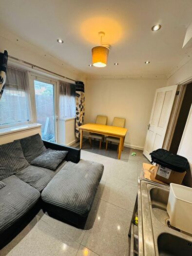 5 Bedroom Town House To Rent In Rainham, R, RM13