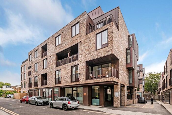 3 Bedroom Flat For Sale In Gransden Avenue, Hackney, E8