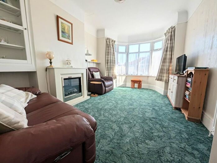 2 Bedroom Semi-Detached Bungalow For Sale In Carshalton Avenue, Portsmouth, PO6