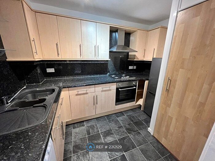 2 Bedroom Flat To Rent In Alwoodley, Leeds, LS17