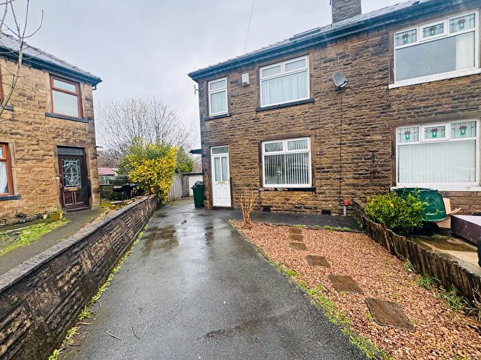 3 Bedroom Semi Detached House To Rent In Newforth Grove, Bradford, BD5