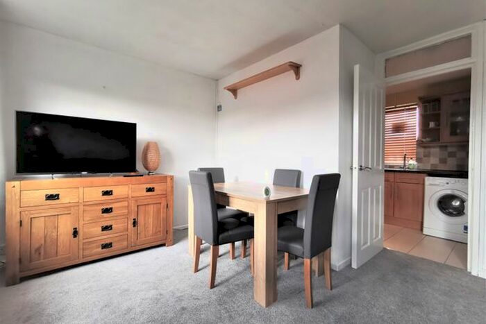 1 Bedroom Flat To Rent In Larch Close, London, SW12
