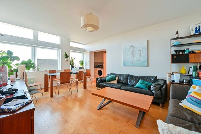 2 Bedroom Flat To Rent In Newington Causeway, Elephant And Castle, London, SE1