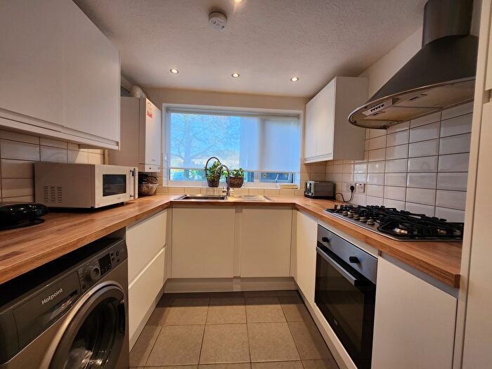 2 Bedroom Flat To Rent In Riverside Close, Kings Langley, Hertfordshire, WD4