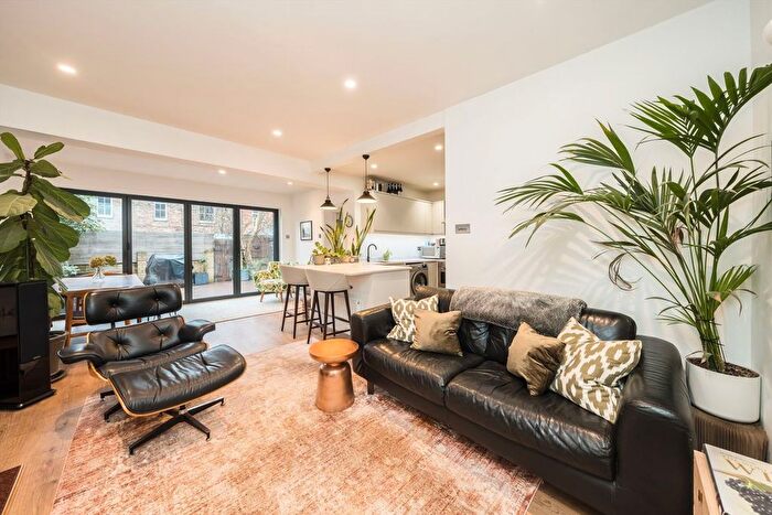 2 Bedroom Flat For Sale In Delamere Road, West Wimbledon, SW20