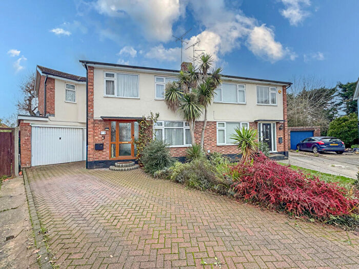 4 Bedroom Semi-Detached House For Sale In Englefield Close, Hawkwell, SS5