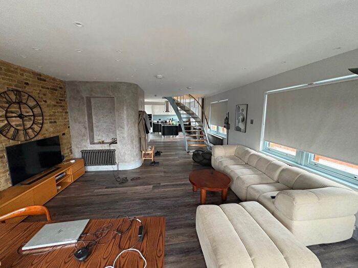 2 Bedroom Flat To Rent In Cambridge Heath Road, London Hackney, E2