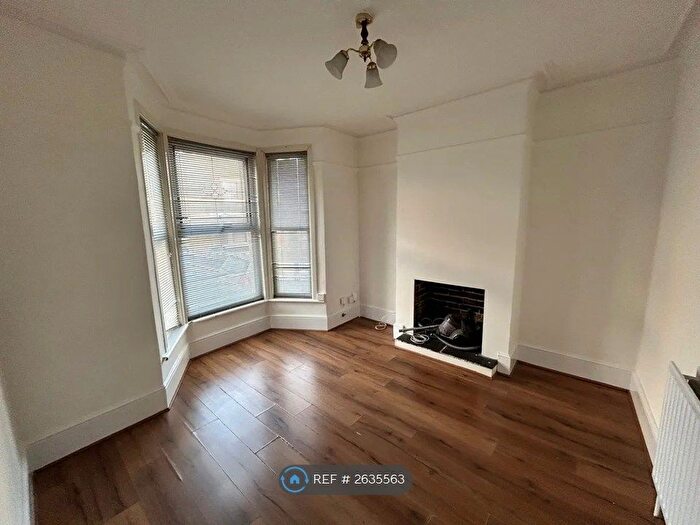5 Bedroom Semi-Detached House To Rent In Grove Road, Rochester, ME2