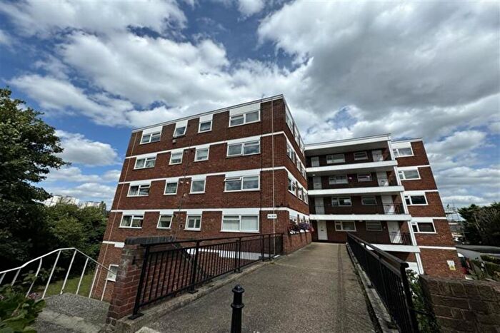 1 Bedroom Apartment To Rent In Lynwood Close, South Woodford, E18