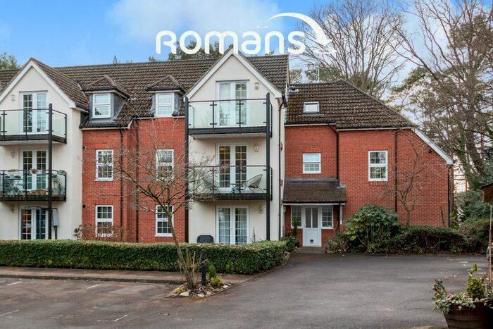 2 Bedroom Flat To Rent In The Coppice, Church Crookham, Fleet, GU52