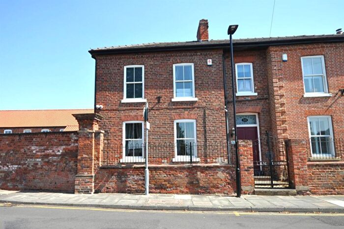 3 Bedroom Semi-Detached House For Sale In Stonegate, Thorne, DN8
