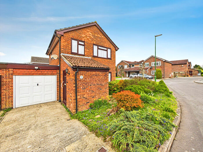 3 Bedroom Link Detached House For Sale In Red Deer Close, Horsham, West Sussex, RH13
