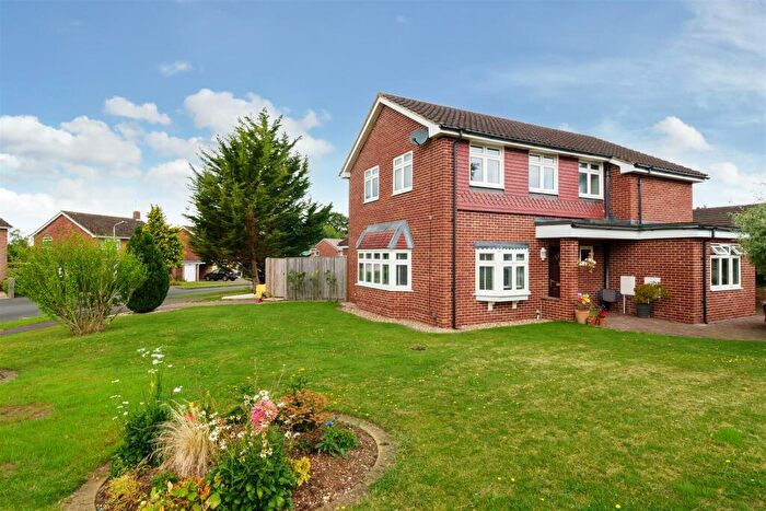 3 Bedroom Maisonette For Sale In Rosehill Park, Emmer Green, Reading, RG4