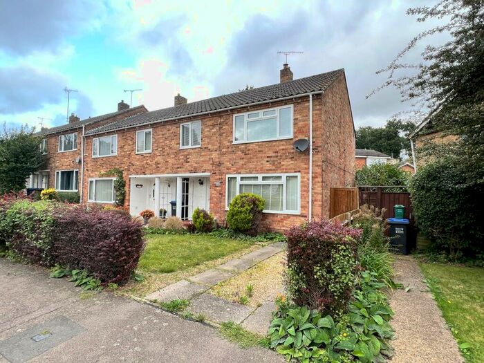 3 Bedroom End Of Terrace House To Rent In Knightsfield, Welwyn Garden City, AL8
