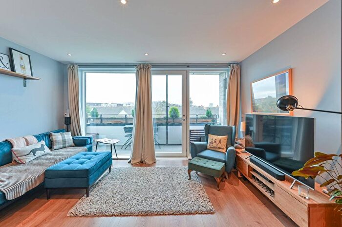 2 Bedroom Flat To Rent In St James Crescent, Brixton, London, SW9