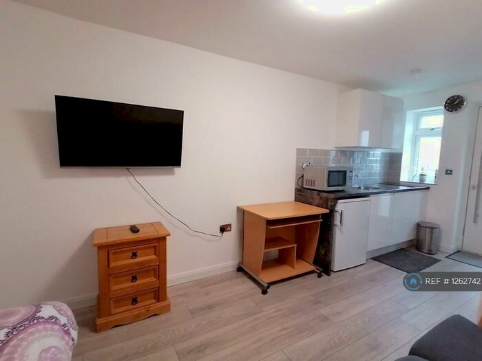 Studio To Rent In Potters Lane, Barnet, EN5