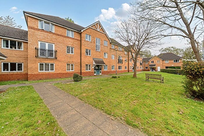 2 Bedroom Flat For Sale In Woodlands Close, Guildford, Surrey, GU1