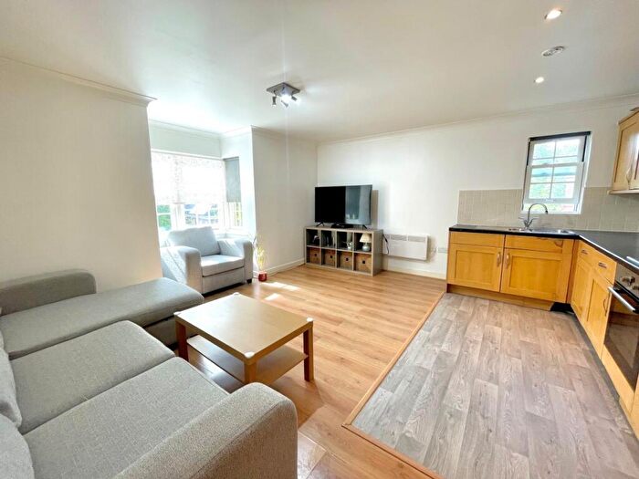 2 Bedroom Flat To Rent In Blackwell Close, Winchmore Hill, N21