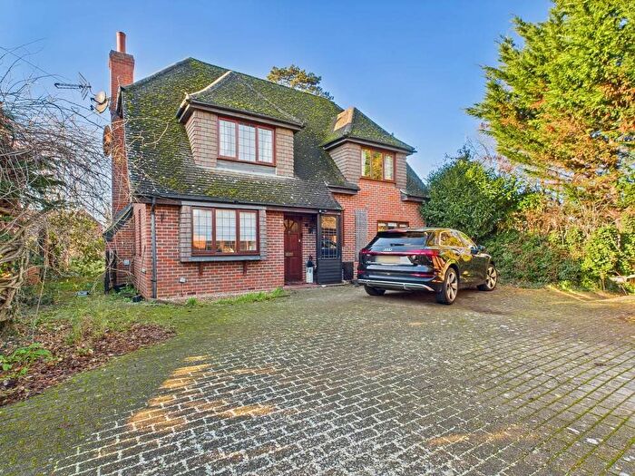 4 Bedroom Detached House For Sale In Hill View Road, Wraysbury, Berkshire, TW19