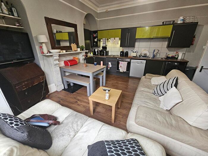 6 Bedroom House To Rent In Hyde Park Terrace, Leeds, LS6