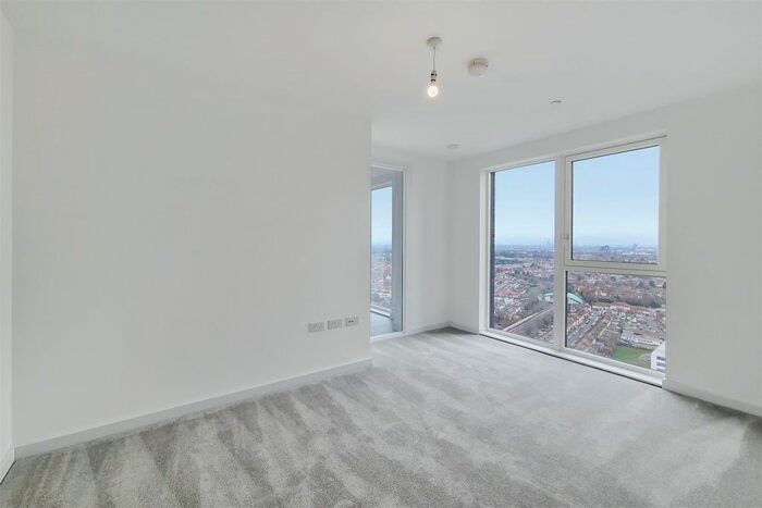 3 Bedroom Flat To Rent In Barratt House, Hounslow, TW3