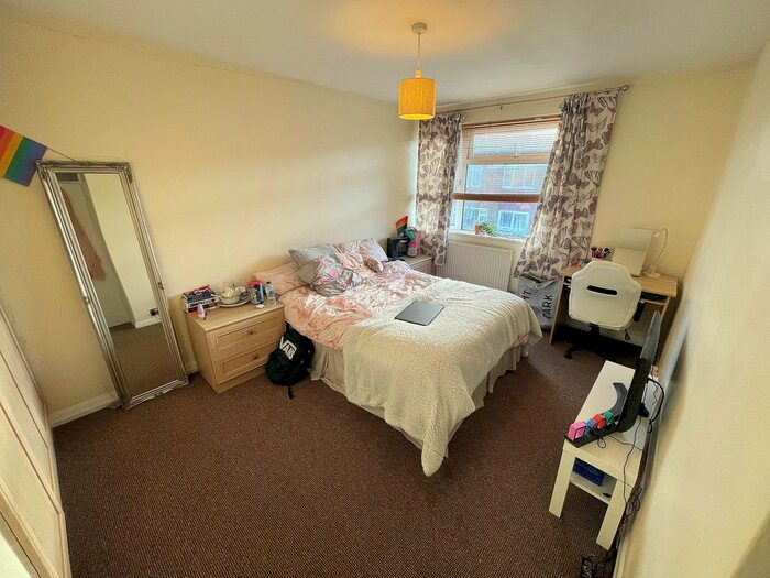 3 Bedroom Terraced House To Rent In A'becket Court, Portsmouth PO1