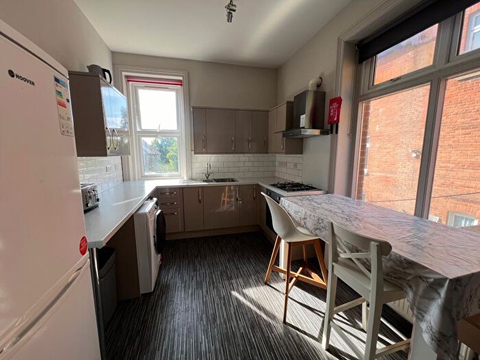 3 Bedroom Flat To Rent In Furzedown Road, SO17
