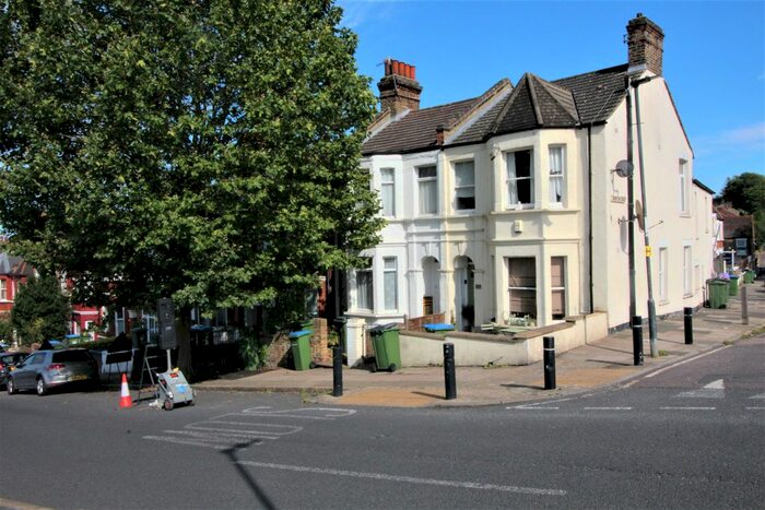 2 Bedroom Flat To Rent In Plum Lane, London, SE18