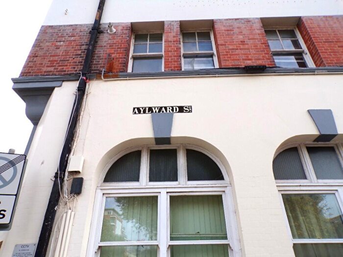 6 Bedroom Flat To Rent In Aylward Street, Portsmouth, Hampshire, PO1