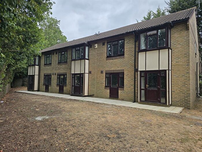 2 Bedroom Flat To Rent In Buffers Lane, Leatherhead, KT22