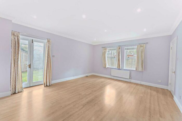 3 Bedroom Semi-Detached House To Rent In Hydethorpe Road, Balham, SW12