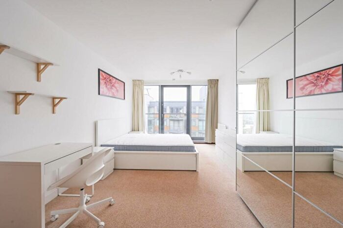 2 Bedroom Flat To Rent In Blackwall Way, , Canary Wharf, London, E14