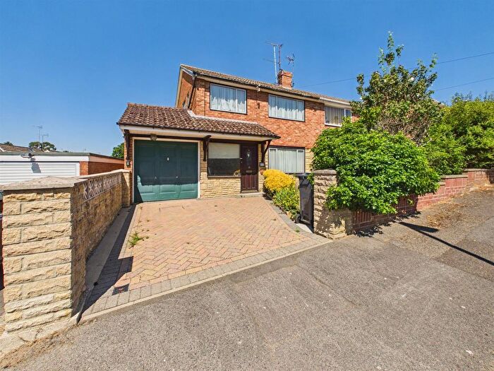 3 Bedroom Semi-Detached House For Sale In Elmstone Drive, Tilehurst, Reading, RG31
