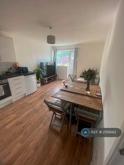2 Bedroom Flat To Rent In Barney Close, London, SE7