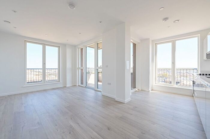2 Bedroom Flat To Rent In Meadowpip House, Edmonton, London, N18