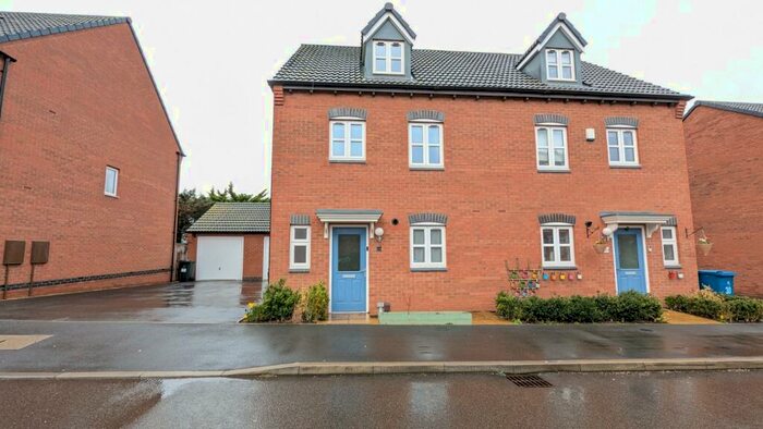 4 Bedroom Semi-Detached House To Rent In Autumn Close, NG2