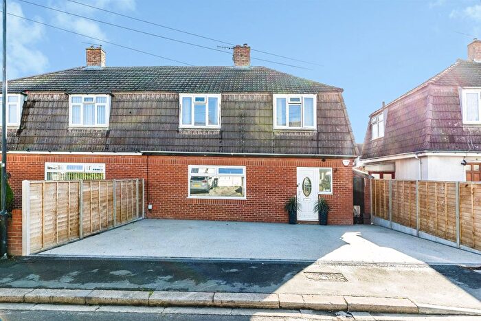4 Bedroom Semi-detached House For Sale In Whitland Avenue, Hartcliffe, Bristol, BS13