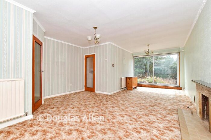 3 Bedroom Link Detached House For Sale In Burne Avenue, Wickford, Essex, SS12