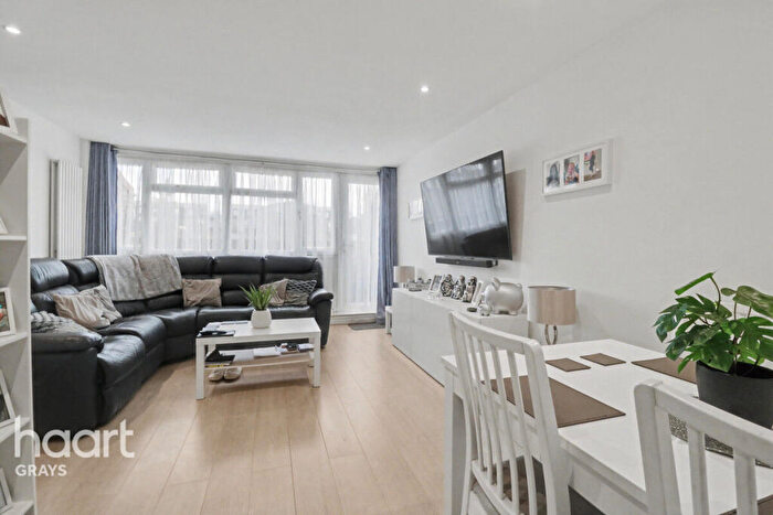 2 Bedroom Flat For Sale In Centurion Way, Purfleet, RM19