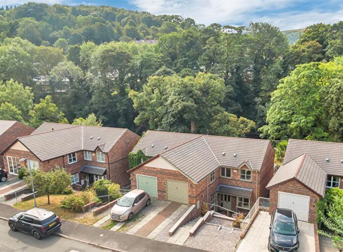 3 Bedroom Semi-Detached House For Sale In Bishops Walk, Llangollen, LL20