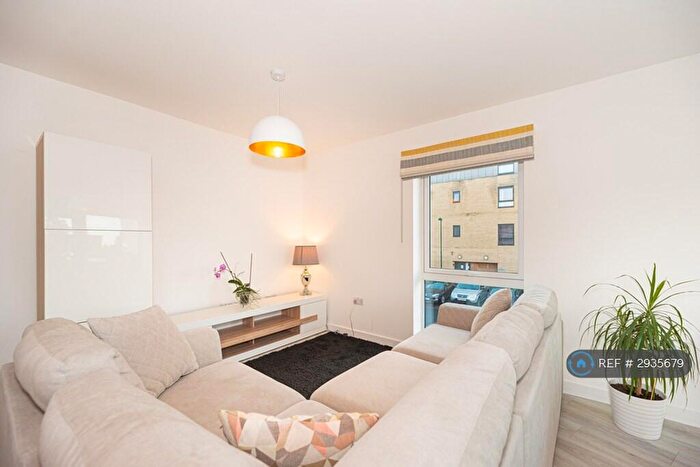 2 Bedroom Flat To Rent In Sweetbriar Avenue, Carshalton, SM5