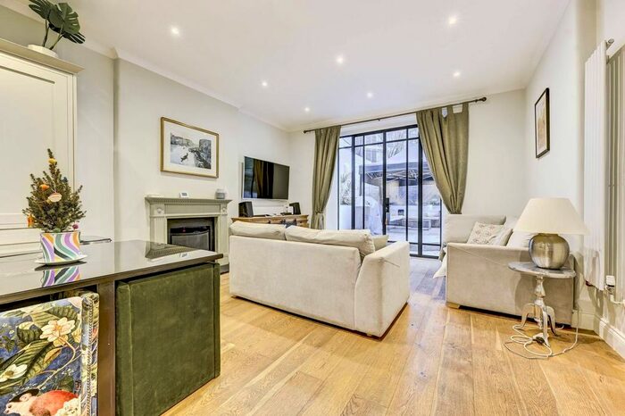 2 Bedroom Flat To Rent In Cromwell Road, Earls Court, London, SW5