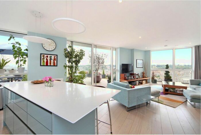 3 Bedroom Flat To Rent In River Gardens Walk, London, SE10