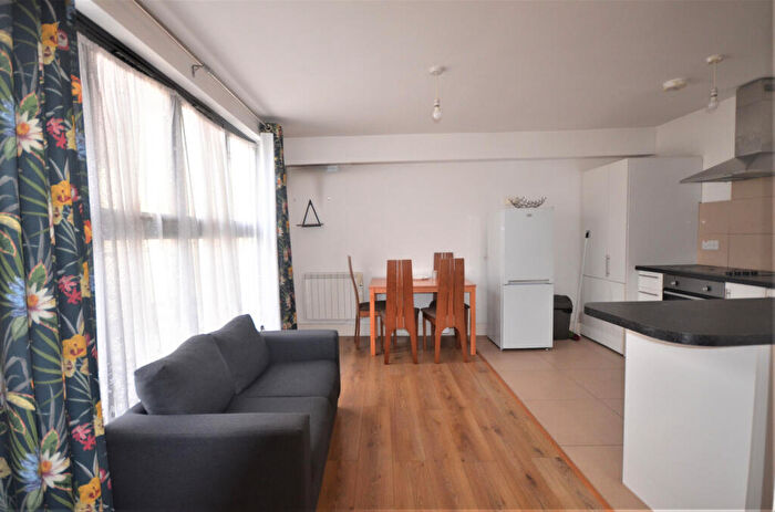 2 Bedroom Flat To Rent In Barkingside, IG6