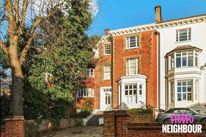 3 Bedroom Flat To Rent In Park Hill, Clapham Common, SW4